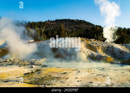 Grand pot de boue bouillonnante à Bumpass Enfer dans le parc national volcanique de Lassen - Californie du Nord, États-Unis. Banque D'Images