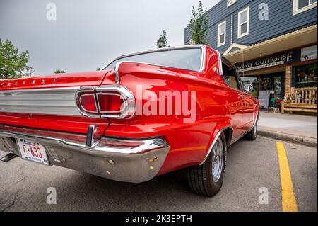 Cochrane (Alberta) - 11 septembre 2022 : une voiture vaillante de Plymouth de 1963. Banque D'Images