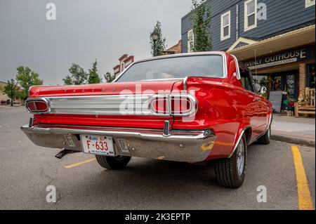 Cochrane (Alberta) - 11 septembre 2022 : une voiture vaillante de Plymouth de 1963. Banque D'Images