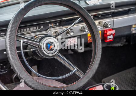 Cochrane (Alberta) - 11 septembre 2022 : une voiture vaillante de Plymouth de 1966. Banque D'Images