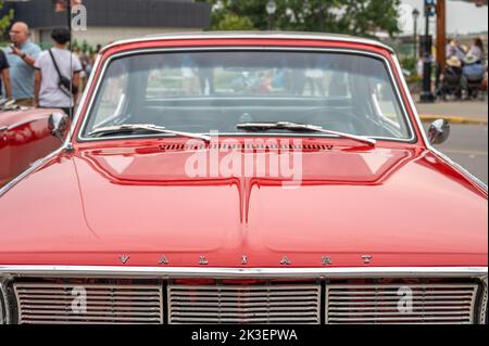 Cochrane (Alberta) - 11 septembre 2022 : une voiture vaillante de Plymouth de 1966. Banque D'Images