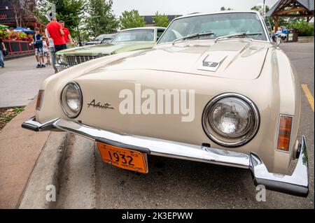 Cochrane (Alberta) - 11 septembre 2022 : une voiture Studebaker Avanti 1963. Banque D'Images