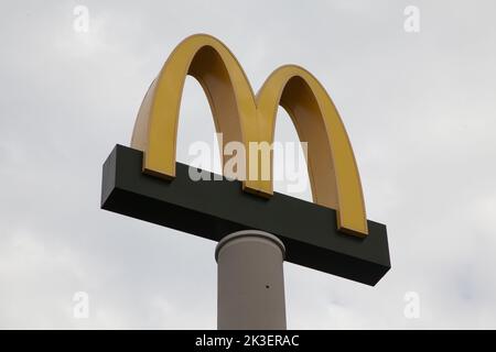 Le McDonald's Golden Arches dans un restaurant en Pologne Banque D'Images
