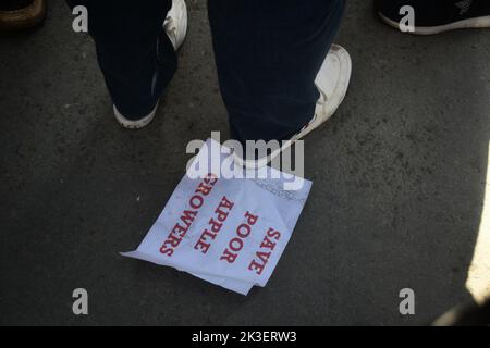 Srinagar, Inde. 26th septembre 2022. Des membres de l'Association des producteurs de fruits de la vallée du Cachemire ont protesté des slogans lors d'une manifestation à Srinagar, la capitale estivale du Cachemire indien. Les producteurs de fruits de la vallée du Cachemire protestent contre les autorités pour avoir allégué l'arrêt de leurs camions chargés de fruits le long de l'autoroute Jammu-Srinagar, longue de 270 kilomètres. (Photo de Mubashir Hassan/Pacific Press) crédit: Pacific Press Media production Corp./Alay Live News Banque D'Images