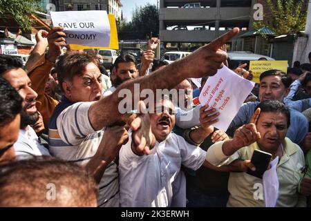 Srinagar, Inde. 26th septembre 2022. Des membres de l'Association des producteurs de fruits de la vallée du Cachemire ont protesté des slogans lors d'une manifestation à Srinagar, la capitale estivale du Cachemire indien. Les producteurs de fruits de la vallée du Cachemire protestent contre les autorités pour avoir allégué l'arrêt de leurs camions chargés de fruits le long de l'autoroute Jammu-Srinagar, longue de 270 kilomètres. (Photo de Mubashir Hassan/Pacific Press) crédit: Pacific Press Media production Corp./Alay Live News Banque D'Images