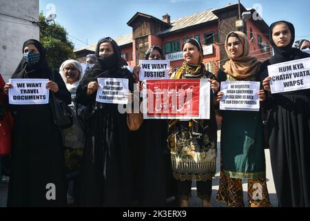 Cachemire. Inde, 26/09/2022, épouses de militants cachemiriens, détiennent des pancartes lors d'une manifestation contre la fausse promesse du gouvernement de l'État au nom de la politique de réhabilitation, dans la capitale estivale de Srinagar au Cachemire sous contrôle indien. Les manifestants féminins ont affirmé que le gouvernement de l'État avait joué un canular politique important sur eux en ce qui concerne la politique de réhabilitation. Nos documents de voyage ont été mis en attente. On nous refuse une réunion avec nos parents. Nous souffrons beaucoup, nous n'avons pas visité la vallée par nous-mêmes, nous avons été plutôt appelés ici et nous avons été promis une vie digne. Mais à ce jour, Banque D'Images