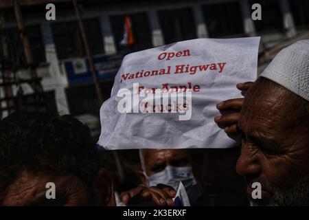 Srinagar, Inde. 26th septembre 2022. Des membres de l'Association des producteurs de fruits de la vallée du Cachemire ont protesté des slogans lors d'une manifestation à Srinagar, la capitale estivale du Cachemire indien. Les producteurs de fruits de la vallée du Cachemire protestent contre les autorités pour avoir allégué l'arrêt de leurs camions chargés de fruits le long de l'autoroute Jammu-Srinagar, longue de 270 kilomètres. (Photo de Mubashir Hassan/Pacific Press) crédit: Pacific Press Media production Corp./Alay Live News Banque D'Images