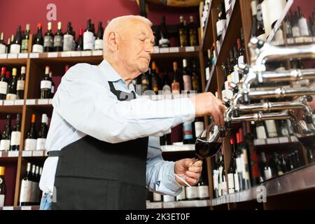 homme sommelier professionnel versant le vin de la colonne de vin Banque D'Images