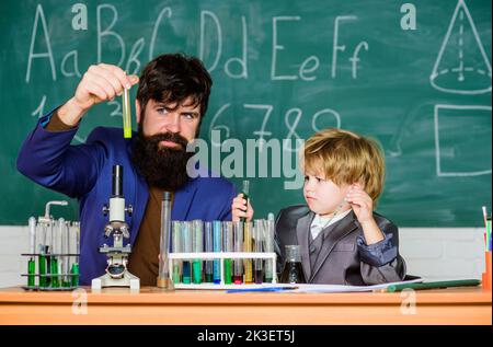 Enseignant et élève en laboratoire chimique. Étudier la chimie et la biologie. Étudier est intéressant. Invention chimique. Étudier dans l'activité éducative Banque D'Images