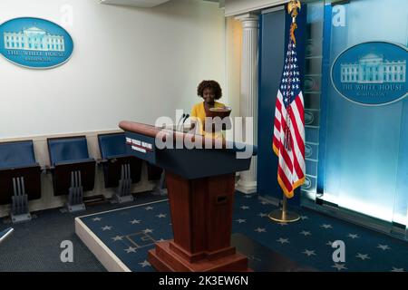 Washington, Vereinigte Staaten. 26th septembre 2022. Karine Jean-Pierre, Attachée de presse à la Maison Blanche, tient une réunion d'information à la Maison Blanche à Washington, DC, 26 septembre 2022. Credit: Chris Kleponis/Pool via CNP/dpa/Alay Live News Banque D'Images