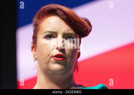 Liverpool UK, 26 septembre 2022, Louise Haigh Shadow, secrétaire d'État aux Transports, s'adresse à la conférence du travail à Liverpool. Il a notamment promis de nationaliser les chemins de fer.surveillé par Jonathan Ashworth Shadow Secretary of State for Work and Pensions. Liverpool Kings Dock. Liverpool Royaume-Uni. Photo : gary Roberts/worldwidefeatures.com Banque D'Images