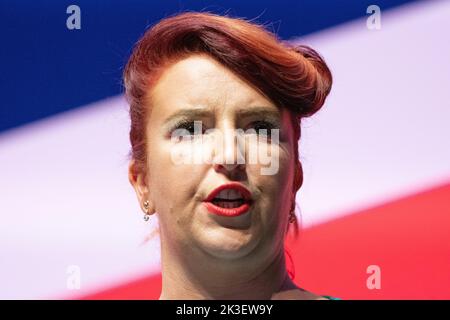 Liverpool UK, 26 septembre 2022, Louise Haigh Shadow, secrétaire d'État aux Transports, s'adresse à la conférence du travail à Liverpool. Il a notamment promis de nationaliser les chemins de fer.surveillé par Jonathan Ashworth Shadow Secretary of State for Work and Pensions. Liverpool Kings Dock. Liverpool Royaume-Uni. Photo : gary Roberts/worldwidefeatures.com Banque D'Images