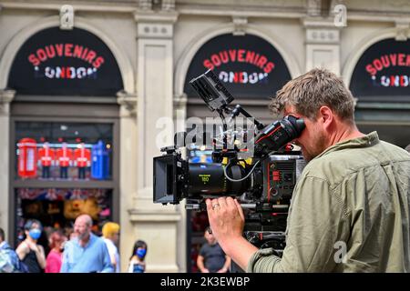 Londres, Royaume-Uni - juin 2022 : personne utilisant une caméra vidéo professionnelle pour filmer un programme de télévision dans une rue urbaine Banque D'Images