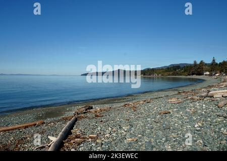 Plage de l'océan incurvée avec surface de galets Banque D'Images