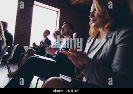 Photo de bonne humeur avocats souriants assis salle de conférence à l'écoute de la cour de défense plan à l'intérieur poste de travail atelier Banque D'Images