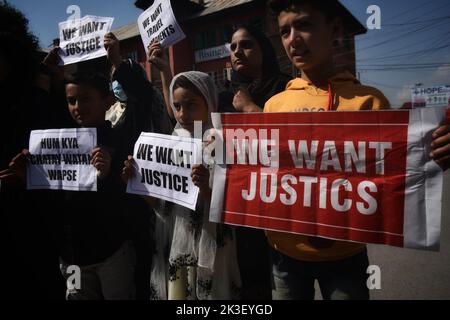 26 septembre 2022, Srinagar, Jammu-et-Cachemire, Inde : épouses de militants cachemiriens, détiennent des pancartes lors d'une manifestation contre la fausse promesse du gouvernement de l'État au nom de la politique de réhabilitation, dans la capitale estivale de Srinagar, dans le Cachemire sous contrôle indien. Les manifestants féminins ont affirmé que le gouvernement de l'État avait joué un canular politique important sur eux en ce qui concerne la politique de réhabilitation. Nos documents de voyage ont été mis en attente. On nous refuse une réunion avec nos parents. Nous souffrons beaucoup, nous n'avons pas visité la vallée par nous-mêmes, nous avons été plutôt appelés ici et on nous a promis digni Banque D'Images