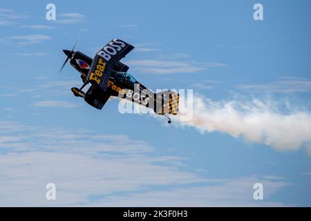 Jon Melby, pilote de son Pitts S-1B muscle Bi-plane, effectue des acrobaties aériennes lors du salon de l'air Miramar 2022 au MCAS Miramar, 24 septembre 2022 à San Diego, Californie. Banque D'Images