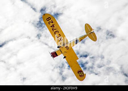 Kent Pietsch, pilote de son cadet Interstate, effectue des acrobaties aériennes lors du salon aéronautique Miramar 2022 au MCAS Miramar, 24 septembre 2022, à San Diego, en Californie. Banque D'Images