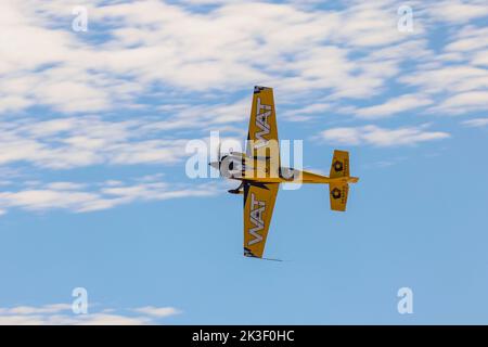 Mike Goulian, un acrobatique, pilote de son Cirrus SR22, effectue des acrobaties aérobies lors du salon aéronautique Miramar 2022 au MCAS Miramar, 24 septembre 2022, à San Diego, en Californie. Banque D'Images