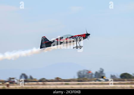 Rob Holland, pilote de son MXS-RH, effectue des acrobaties aériennes lors du salon aéronautique Miramar 2022 au MCAS Miramar, 24 septembre 2022, à San Diego, en Californie. Banque D'Images