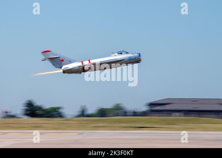 Randy ball, effectue une passe à grande vitesse dans un avion de chasse MIG-17F de l'ère soviétique lors du salon de l'aviation de 2022 Frontiers à la base aérienne de McConnell, 24 septembre 2022, à Wichita, au Kansas. Banque D'Images