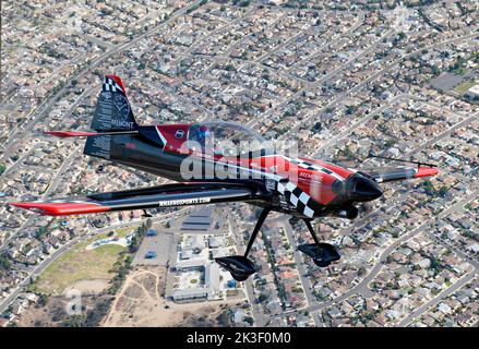 Rob Holland, pilote de son MXS-RH, effectue des acrobaties aériennes lors du salon aéronautique Miramar 2022 au MCAS Miramar, 24 septembre 2022, à San Diego, en Californie. Banque D'Images