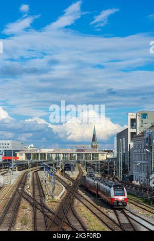 Wien, Vienne: Gare Westbahnhof, train local en 15. Rudolfsheim-Fünfhaus, Vienne, Autriche Banque D'Images