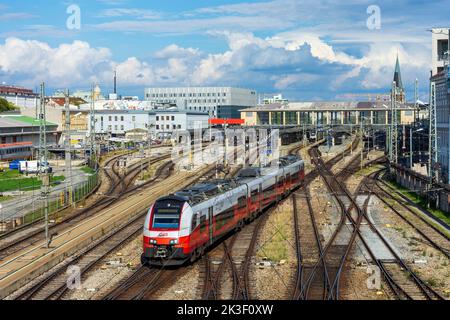 Wien, Vienne: Gare Westbahnhof, train local en 15. Rudolfsheim-Fünfhaus, Vienne, Autriche Banque D'Images