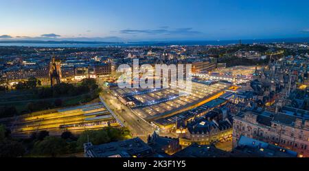 Vue aérienne la nuit d'Édimbourg vers la gare de Waverley, Écosse, Royaume-Uni Banque D'Images