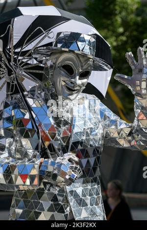 Personne vêtue d'un costume miroir brillant en agitant sa main, au Beakerhead Festival à Calgary Alberta Canada Banque D'Images