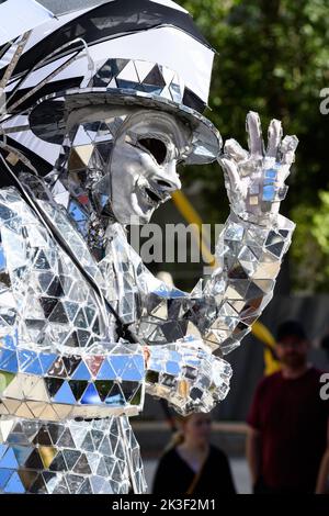 Personne vêtue d'un costume miroir brillant qui lui fait tomber son chapeau, au Beakerhead Festival, à Calgary, Alberta, Canada Banque D'Images