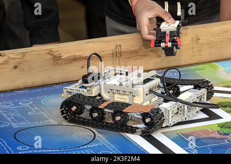 Les étudiants font la démonstration d'un petit robot construit à l'aide de blocs Lego et d'un kit Banque D'Images