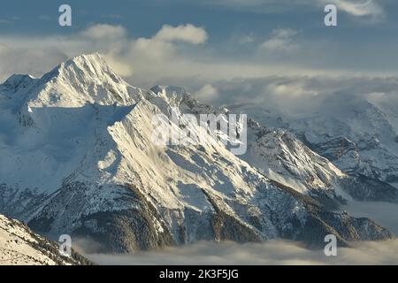 Paysage de montagne d'hiver au-dessus des nuages Banque D'Images