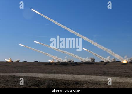 Les soldats de l'armée américaine, affectés à la Brigade d'artillerie de campagne 41st, lancent des roquettes à partir des systèmes de lancement multiple de M270 lors d'un exercice de tir en direct dans la zone d'entraînement de Grafenwoehr du Commandement de l'instruction de l'armée de 7th, à 11 mars 2022, à Grafenwohr, en Bavière, en Allemagne. Banque D'Images