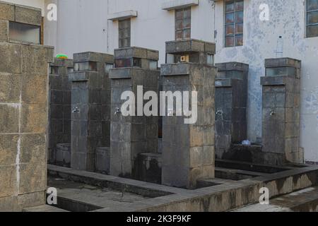 L'endroit sélectif où l'ablution est faite dans la cour de la mosquée et les robinets qui ont l'air bien Banque D'Images