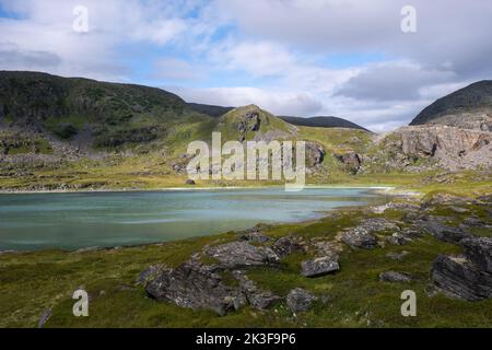 Paysages merveilleux en Norvège. Nord-Norge. Magnifique paysage de la côte de Masoy à Havoysund dans les Troms og Finnmark. Jour nuageux. Mise au point sélective Banque D'Images