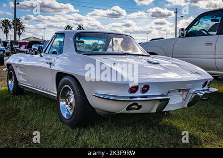 Daytona Beach, Floride - 28 novembre 2020 : vue arrière d'angle basse d'une Corvette Sting Ray Hardtop coupé 1964 de Chevrolet lors d'un salon automobile local. Banque D'Images