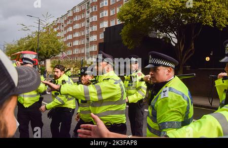 Londres, Royaume-Uni. 26th septembre 2022. Les policiers qui tiennent des matraques empêchent les manifestants de traverser la rue pour se rendre à l'ambassade. Les manifestants continuent de se rassembler devant l'ambassade d'Iran à Londres en réponse à la mort de Mahsa Amini, qui est mort en garde à vue en Iran après avoir été détenu pour ne pas avoir porté un foulard (hijab) « correctement » en public. Credit: Vuk Valcic/Alamy Live News Banque D'Images