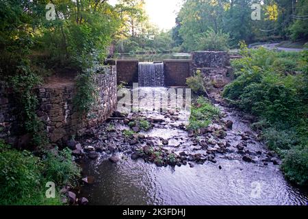 Exposition normale d'une petite cascade dans le parc Davidson's Mill Pond, South Brunswick, New Jersey, États-Unis, un après-midi ensoleillé -05 Banque D'Images