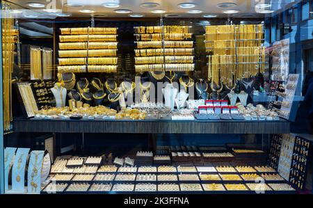 Bijoux en or dans les fenêtres en verre des boutiques de la rue de Konya Banque D'Images