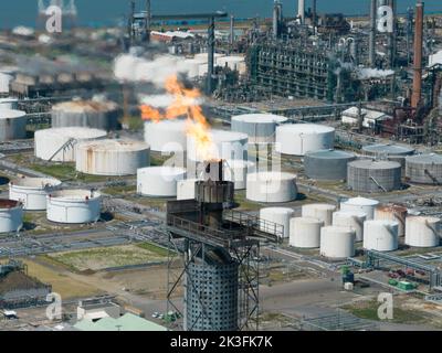 Antwerpen, 9th août 2022, Belgique. Torchage combustion de gaz d'échappement combustibles pendant la production de pétrole. Combustion de substances combustibles Banque D'Images