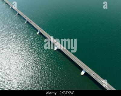 Pont de Zeelandbridge à l'infini dans la vue aérienne de drone de distance. Partie de Delta fonctionne. Infrastructure néerlandaise holland Zeeland. Livraison du transport Banque D'Images