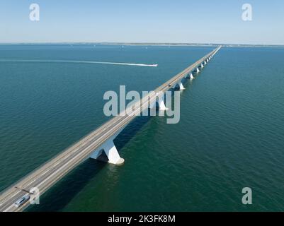 Pont de Zeelandbridge à l'infini dans la vue aérienne de drone de distance. Partie de Delta fonctionne. Infrastructure néerlandaise holland Zeeland. Livraison du transport Banque D'Images