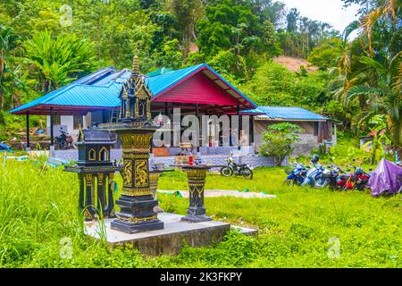 Maison fantôme sainte et colorée et sanctuaire ou petit temple dans le jardin de la rue Road village à Sakhu Thalang sur l'île de Phuket en Thaïlande Banque D'Images