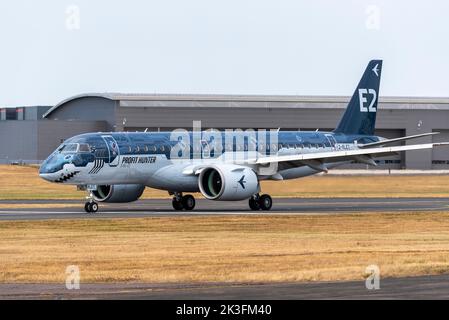 L'avion de ligne Embraer E190-E2 nommé « profit Hunter » sur la piste avant de décoller pour l'exposition à l'Airshow international de Farnborough 2022. Banque D'Images