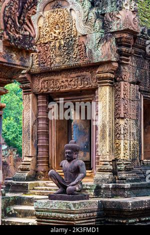 Cambodge. Province de Siem Reap. Le parc archéologique d'Angkor. Banteay Srei. Temple hindou de 10th siècles dédié à Shiva Banque D'Images