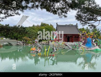 Festival de la lumière et des lanternes éblouissantes du jardin botanique de Montréal avec de belles réflexions dans le lac Banque D'Images