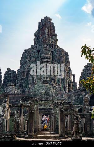 Cambodge. Siem Reap. Le parc archéologique d'Angkor. Touristes visitant le temple de Bayon temple hindou du 12th siècle Banque D'Images