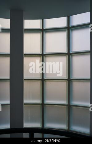 Intérieur du bâtiment, vue opaque de fenêtre incurvée construite à partir de blocs de verre pendant la journée Banque D'Images