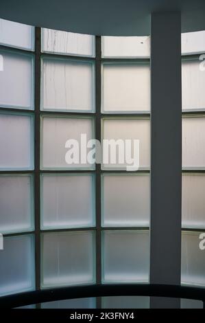 Intérieur du bâtiment, vue opaque de fenêtre incurvée construite à partir de blocs de verre pendant la journée Banque D'Images